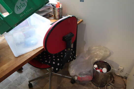 5 stk. bord, 4 stk. stole, whiteboard samt skab MONTANA