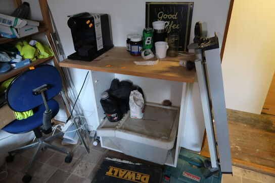 5 stk. bord, 4 stk. stole, whiteboard samt skab MONTANA