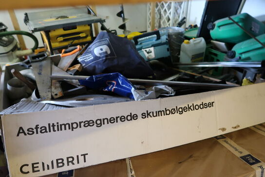 Div. Varelager bl.a. maling, skruer SPIT, dunke, save m.m. (alt skal medtages)