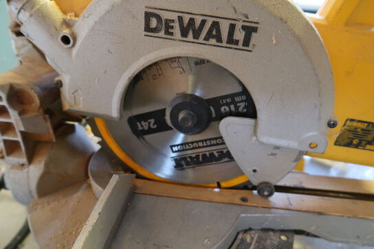 Kap-/geringssav DEWALT DW777-qs med arbejdsbord