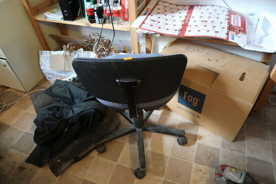 5 stk. bord, 4 stk. stole, whiteboard samt skab MONTANA