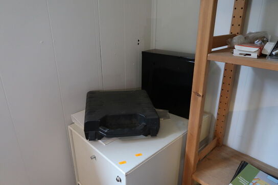 5 stk. bord, 4 stk. stole, whiteboard samt skab MONTANA