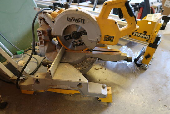 Kap-/geringssav DEWALT DW777-qs med arbejdsbord