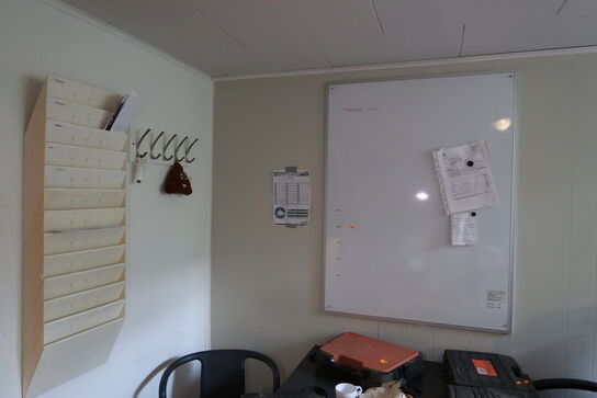 5 stk. bord, 4 stk. stole, whiteboard samt skab MONTANA