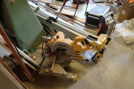 Kap-/geringssav DEWALT DW777-qs med arbejdsbord