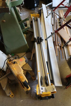 Kap-/geringssav DEWALT DW777-qs med arbejdsbord