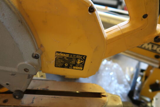 Kap-/geringssav DEWALT DW777-qs med arbejdsbord