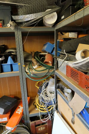 5 stk. lagerreoler med div. Varelager, værktøj m.m. (alt skal medtages)(Værktøjskasserne er tomme)