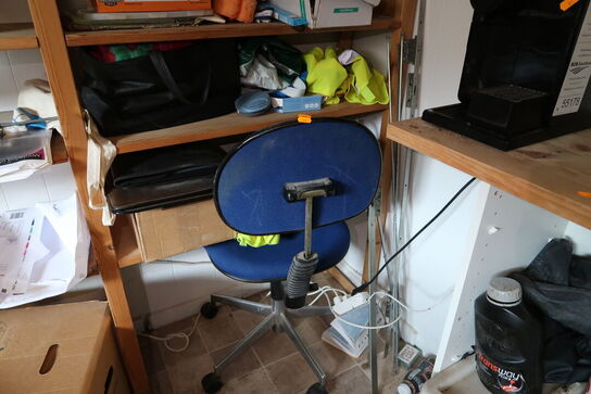 5 stk. bord, 4 stk. stole, whiteboard samt skab MONTANA