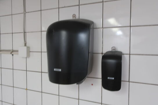 Rustfri stålmøbler m.v. inkl. indhold