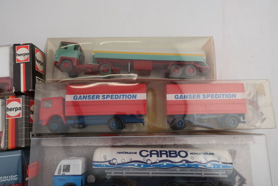 9 stk. modellastbiler HERPA 807232, WIKING 802 samt legetog