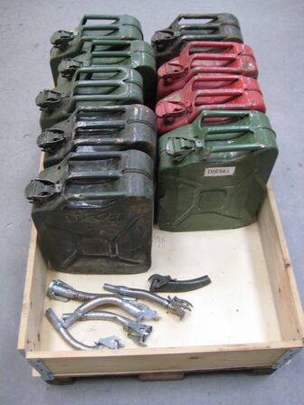 9 stk. Jerrycans.