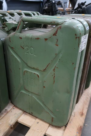 7 stk. Benzindunke 20L "Jerry cans"