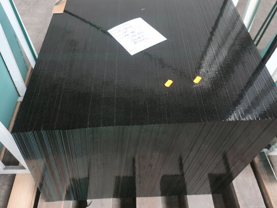 Approx. 600 pcs. mirror glass 498x781 mm (rough)