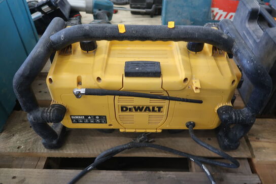 Work radio and grout gun DEWALT