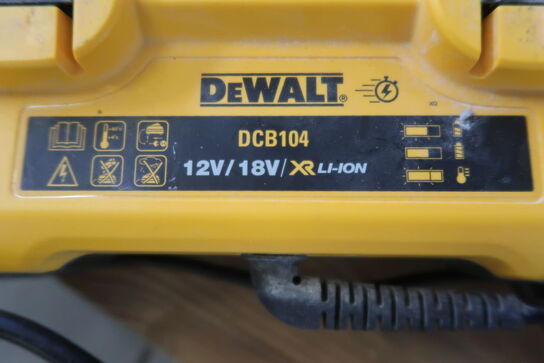 Multicharger DEWALT DCB104