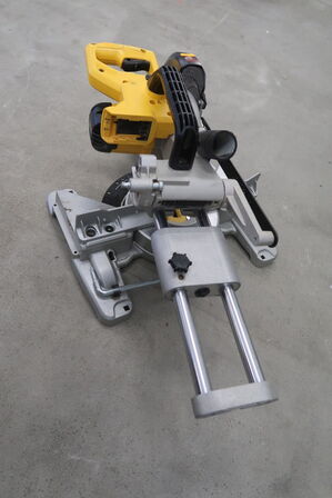 Miter saw DEWALT