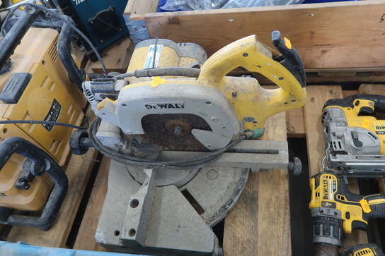 Miter saw DEWALT