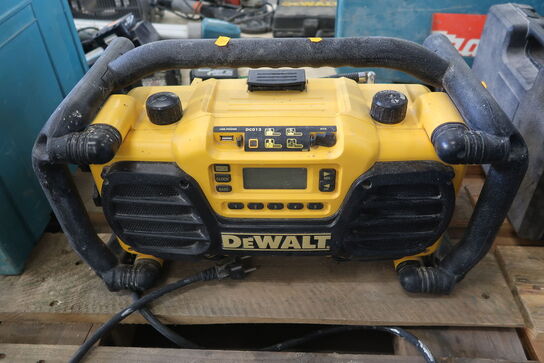 Work radio and grout gun DEWALT