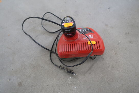 Battery charger and 1 pc. battery MILWAUKEE