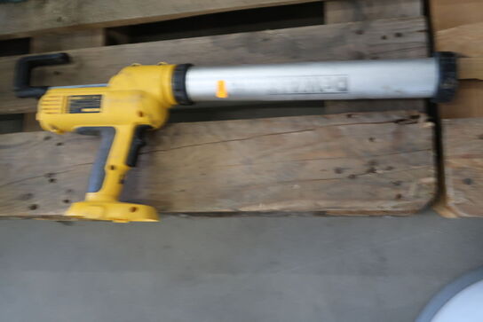 Work radio and grout gun DEWALT