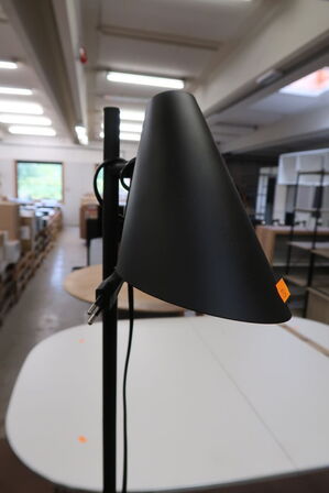 Sofabord og lampe