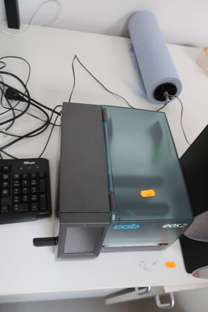 Labelprinter CAB EOS2/300 samt feeder CAT-4