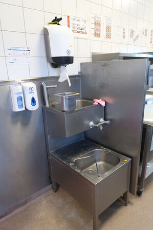 Vaskestation, papirdispenser, sæbedispenser m.m.