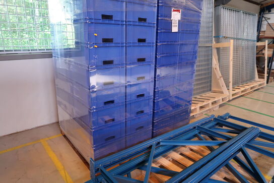 2 stk. paller med plastikkasser