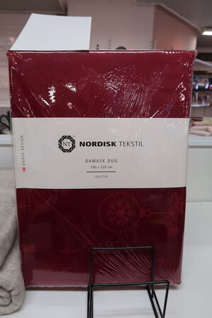 Nordisk Tekstil Juletid damask dug rød 140x320 cm