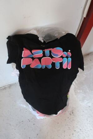 1 pose t-shirt med logo