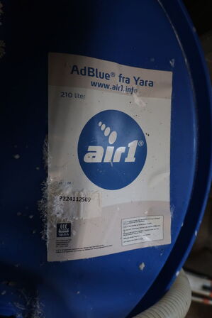 Tønde med ADBLUE med pumpe (estimeret ca. 150L)