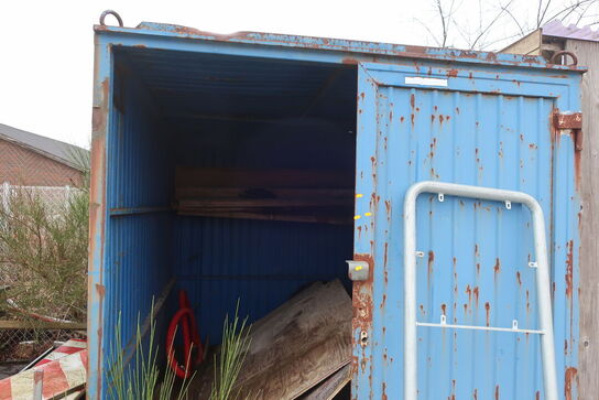 10 fods container med indhold, samt div. Skilte og træ