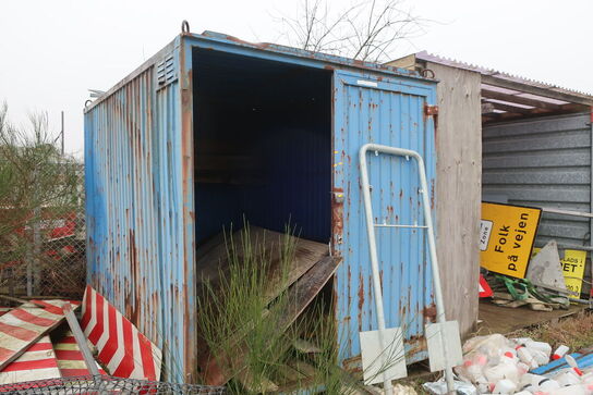 10 fods container med indhold, samt div. Skilte og træ