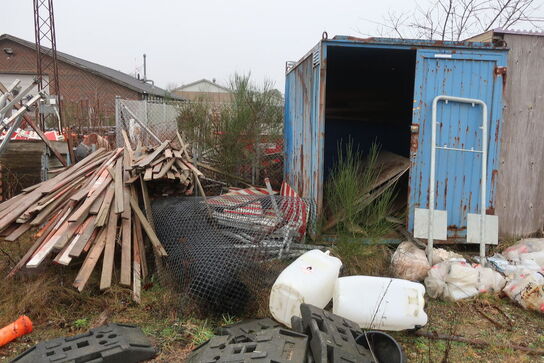 10 fods container med indhold, samt div. Skilte og træ