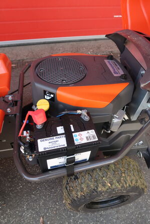 Plænetraktor HUSQVARNA R 214TC (Kun kørt 3,5 timer)