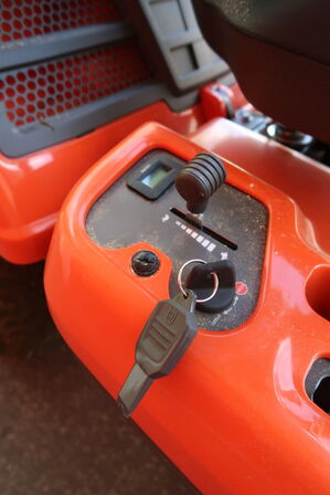 Plænetraktor HUSQVARNA R 214TC (Kun kørt 3,5 timer)
