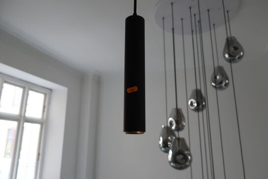 Bord med 2 stk. loungestole KC MØBLER samt loftslampe LUMEGA HOME