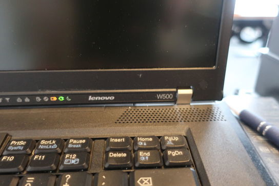 2 stk. computerskærme LENOVO, bærbarcomputer LENOVO, tastatur og mus