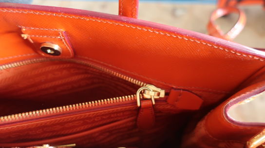 Taske PRADA Orange Saffiano Vernice Leather Parabole Tote