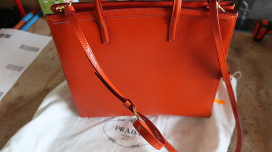 Taske PRADA Orange Saffiano Vernice Leather Parabole Tote