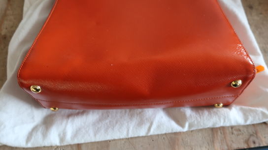 Taske PRADA Orange Saffiano Vernice Leather Parabole Tote