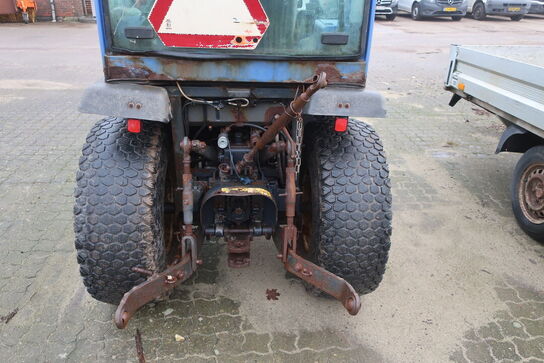 Traktor ISEKI TM3240 med fejekost NESBO