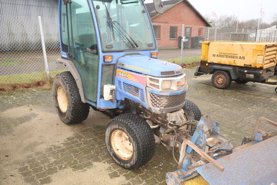 Traktor ISEKI TM3240 med fejekost NESBO