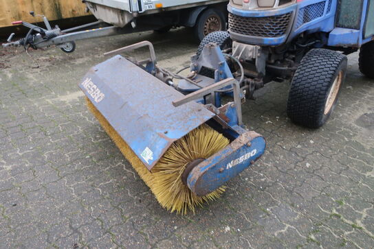 Traktor ISEKI TM3240 med fejekost NESBO