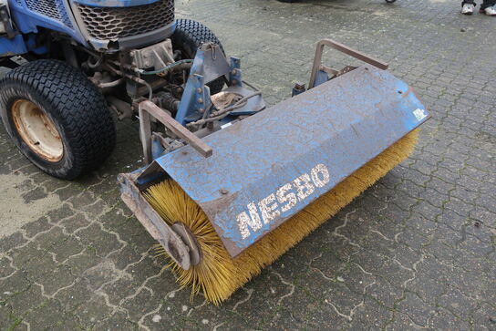 Traktor ISEKI TM3240 med fejekost NESBO