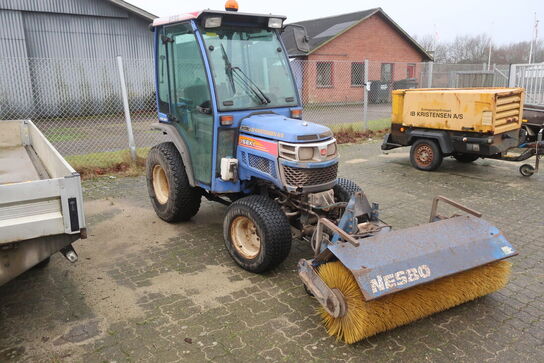 Traktor ISEKI TM3240 med fejekost NESBO