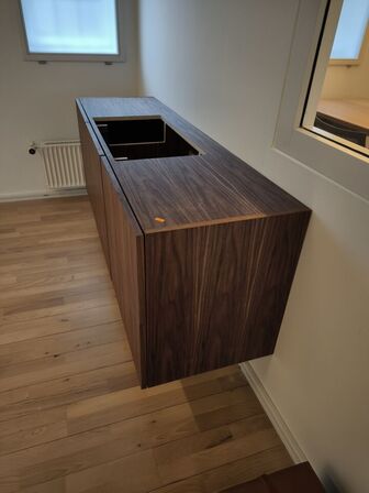 Badmøbel i valnøddefinér u.vask