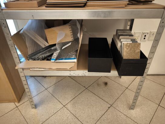 Reol med indhold af vareprøver m.m.