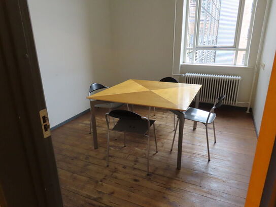 Mødebord med 4 stk. stole FRITZ HANSEN, designet af Vico Magistretti